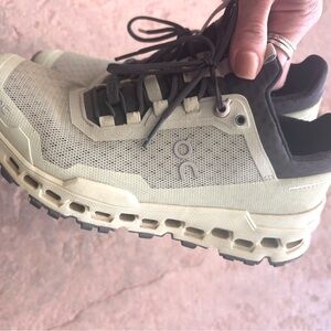 On cloud running shoes 6.5